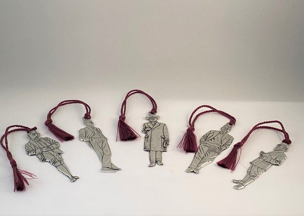 BOOK MARKS OF FAMOUS IRISH WRITTERS. SLENDER WITH PURPLE TOSSEL, LIGHT WEIGHT AND PERFECT AS A GIFT FOR THE AVIDE BOOK READER. THE FEATURED WRITTERS ARE GEORGE BERNARD SHAW, JAMES  JOYCE, W.B.YEATS, SAMUAL BECKETT AND OSCAR WILDET. MADE OF PEWTER METAL SILVER FINISH IRELAND. ÉTAIN,ZINN,PELTRO, 4" LONG