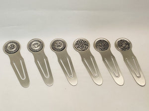 A COLLECTION OF BOOKMARKS WITH DIFFERENT PEWTER DESIGNS . TRINITY KNOT, SHAMROCK , CLADDAGH, CELTIC, MUM AND DAD. ALLMADE OF SILVER COLOUR STAINLESS STEEL AND PEWTER DECORATION. GREAT BOOKMARKS. IRELAND