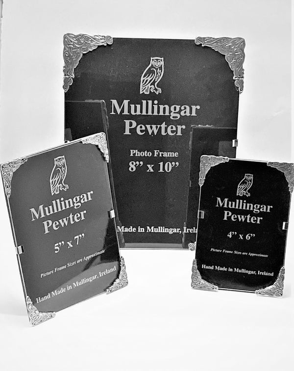 FRAMES IN THREE SIZES AND ALL WITHOUT FRAMES. CORNERS OF CELTIC PEWTER DESIGN, SO EASY TO MOUNT A PICTURE OF A LOVED ONE. PEWTER METAL SILVER FINISH MADE IN IRELAND ÉTAIN ZINN PELTRO. 8"x10", 5"x7" and 4"x6"
