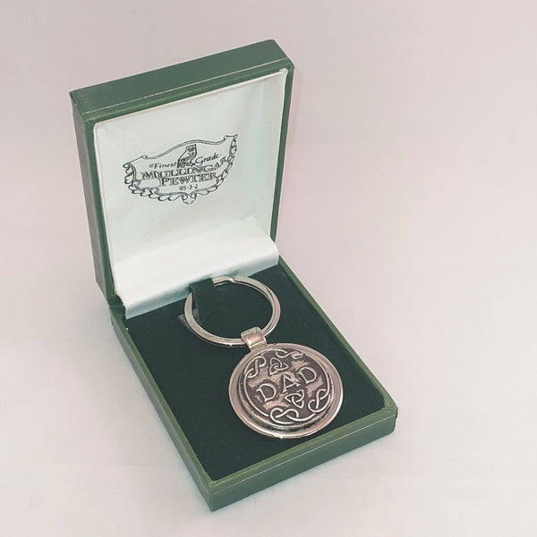 DAD KEY CHAIN IN PEWTER SILVERWARE POLISHED FINISH. THE CHROME COVERED COPPER METAL BASE MAKES UP THE CENTRE OF THE KEY CHAIN. GREAT AS A FATHERS DAY GIFT, BIRTHDAY GIFT OR JUST A THANK YOU TOKEN..