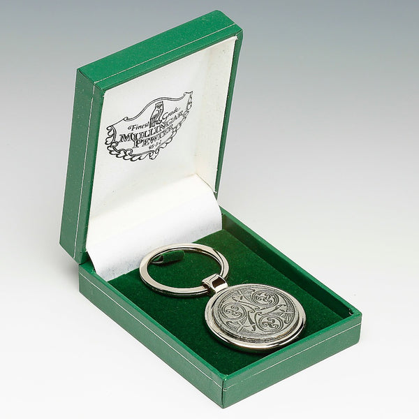 KEY CHAIN CELTIC DESIGN BOXED IN GREEN PRESENTATION PENDENT BOX. THE DETAIL ON THE KEYCHAIN IS SO DELIGHTFUL WITH THE CELTIC SWIRILS AND THE BEAUTIFUL DESIGNS CREATED ARE SO ELEGANT. THE PEWTER MADE KEYCHAIN IS FINISHED TO A SOFT SILVER FINISH . PEWTER METAL SILVERWARE FINISH