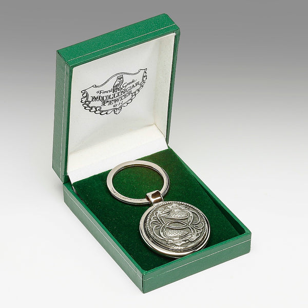 KEY CHAIN CELTIC DESIGN BOXED. THIS KEYCHAIN HAS A BEAUTIFUL DESIGN OF CELTIC PATTERN INSPIRED BY THE BOOK OF DURROW . THE KEYCHAIN HAS A LOVELY SOFT SILVER FINISH AND THEN PACKED AIN A PENDENT PRESENTATION BOX TO TURN THIS ITEM INTO A GREAT GIFT. MADE OF PEWTER THE DECORATION HAS GREAT DETAIL.. PEWTER SILVER METAL
