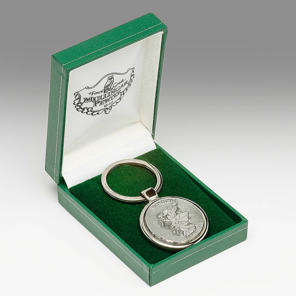 KEY CHAIN SCOTLAND DESIGN. A COUNTRY WITH A DEEP HISTORY WRAPPED AROUND ITS SOUTHERN NEIGHBOUR. THE KEY CHAIN IS FINISHED IN A SOFT SILVER/PEWTER FINISH AND IS A MUST FOR ANY SCOT. PEWTER SILVERWARE METAL POLISHED