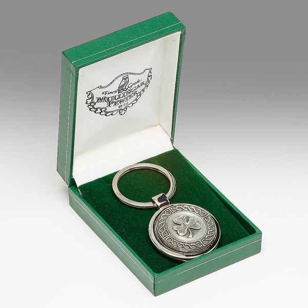 KEY CHAIN SHAMROCK DESIGN OFTEN BELIEVED TO BE THE NATION SYMBOL OF IRELAND CAN BE FOUND GROWING WILD IN THE FIELDS THROUGHOUT THE COUNTRY SIDE. tHE HARP IS OUR NATIONAL SYMBOL, BUT THE SAHAMROCK OUR BEST KNOWN. THE KEY CHAIN HAS A SOFT SILVER/PEWTER FINISH AND THE SHAMOCK IS SURROUNDED BY A BAND OF CELTIC DESIGN. A GREAT LITTLE SOMETHING TO GIVE AS A GIFT  AND PRESENTED BEAUTIFULLY IN A GREEN PENDENT VELVET BASED BOX. PEWTER SILVER METAL POLISHED