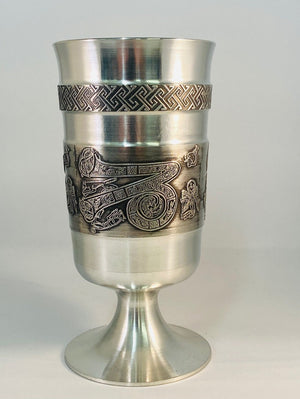 THE PEWTER METAL GOBLET IS 6" OR 15CM TALL WITH A CPASITY FOR 12OZS OF FLUID. PERFECT FOR A COOL BEER WITH A BEAUTIFUL CELTIC LETTER Z ETCHED AROUND THE GOBLET AND A CELTIC TYPE DESIGN SURROUND ABOVE. A SOFT SILVER FINISHED BASE AND TURNED BY HAND ON THE INSIDE . ÉTAIN ZINN HARTZINN PELTRO SILVER