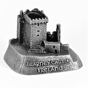 BLARNEY CASTLE IRELAND STATUE. THE FAMOUS CASTLE IS REPLECATED PERFECTLY IN EVERY DETAIL. MADE OF PEWTER THIS CASTLE HOLDS THE BLARNEY STONE FAMOUS THROUGHOUT THE WORLD. PEWTER/SILVER METAL IRELAND. ÉTAIN,ZINN,PELTRO