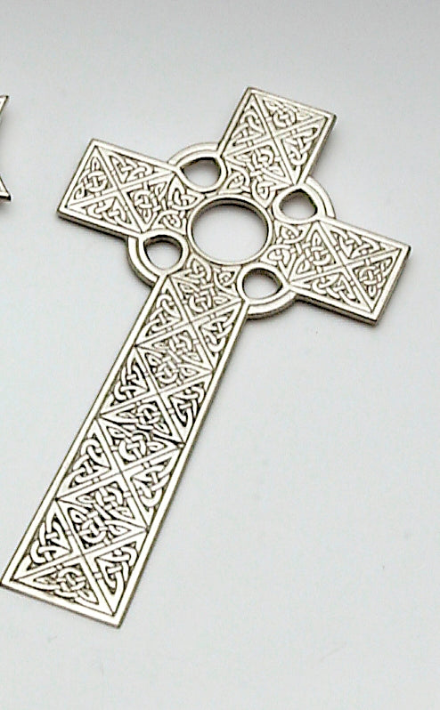 8 INCH HIGH WALL CROSS IN CELTIC DESIGN WITH MULTIPAL CELTIC KNOTS. PEWTER METAL SILVER IRELAND ÉTAIN ZINN PELTRO