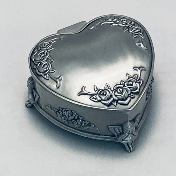 HEART SHAPE JEWELLERY BOX WITH PLAIN LID. AT 3 3/4" WIDE THIS IS IDEAL FOR PERSONALIZING. A GREAT MOTHERSDAY GIFT OR BIRTHDAY GIFT OR CHRISTMAS GIFT.