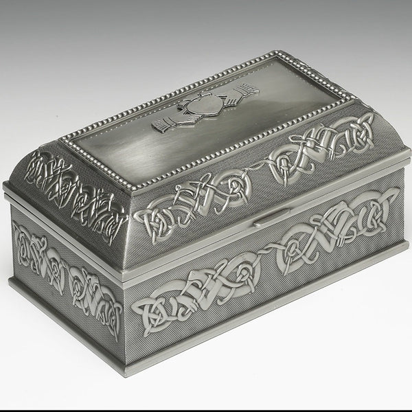 LARGE JEWELLERY BOX WITH CELTIC DESIGN AND CLADDAGH LID FOR LADY IN YOUR LIFE. THE BOX IS  STURDY AND IS BEAUTIFULLY FINISHED BOTH INSIDE AND OUTSIDE. IT IS AVAILABLE WITH THE CLADDAGH AND WITHOUT AND BOTH VERSIONS CAN BE EASILY ENGRAVED. THE SOFT SILVER PEWTER FINISH IS VERY PLEASING TO THE EYE. PEWTER METAL FINISH