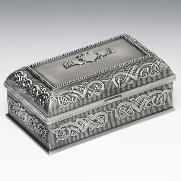 7 INCH LONG JEWELLERY BOX WITH CELTIC AND CLADDAGH DESIGN. THIS JEWELRY BOX IS BOTH BEAUTIFUL AND PRACTICAL IN AND REALLY MAKES A GREAT GIFT FOR THE LOVE OF YOUR LIFE. THE CELTIC DESIGN AND THE CLADDAGH  ON THE LID SURROUNDED BY THE CEALTIC BEADING REALLY ADDS TO THE FINISH OF THE BOX. THE INSIDE IS THAT OF A DEEP RED VELVET WITH RING MOUNTS AND BRACLET BOXES. PEWTER SILVER METAL FINISH