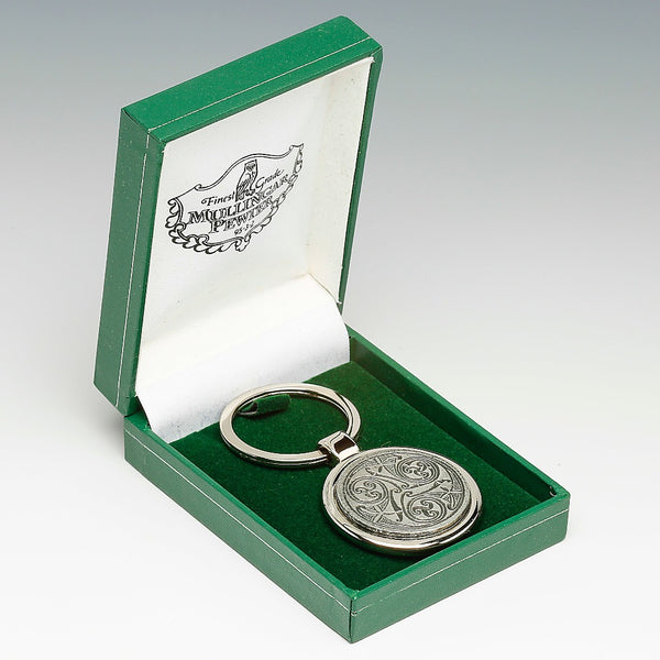 KEY CHAIN CELTIC DESIGN BOXED IN GREEN PRESENTATION PENDENT BOX. THE DETAIL ON THE KEYCHAIN IS SO DELIGHTFUL WITH THE CELTIC SWIRILS AND THE BEAUTIFUL DESIGNS CREATED ARE SO ELEGANT. THE PEWTER MADE KEYCHAIN IS FINISHED TO A SOFT SILVER FINISH . PEWTER METAL SILVERWARE FINISH 