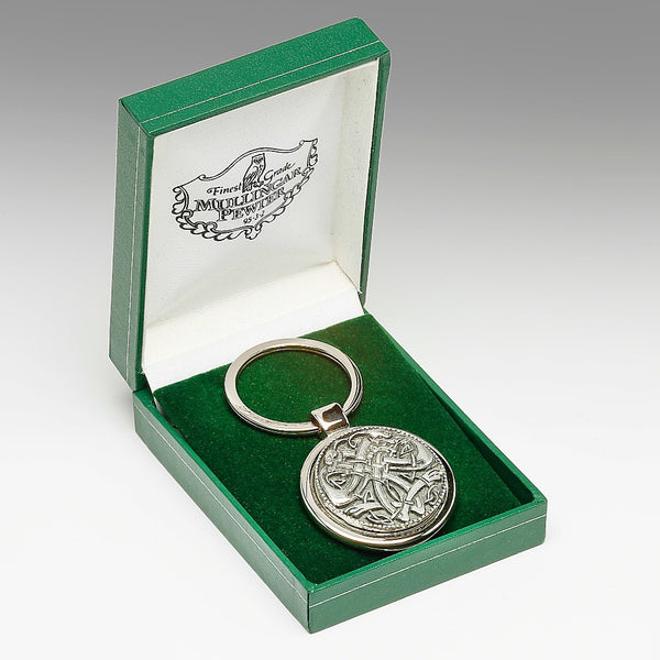 KEY CHAIN CELTIC DESIGN BOXED IN GREEN VELVET PENDENT GIFT BOX. THE KEYCHAIN IS MADE OF PEWTER WITH A LOVELY SOFT SILVER FINISH AND THE CELTIC DESIGN IS SO INTRICID THAT THEDETAIL REALLY ELEVATES. PRESENTED SO BEAUTIFULLY THAT THIS ITEM MAKES A GREAT GIFT. PEWTER  METAL SILVER FINISH