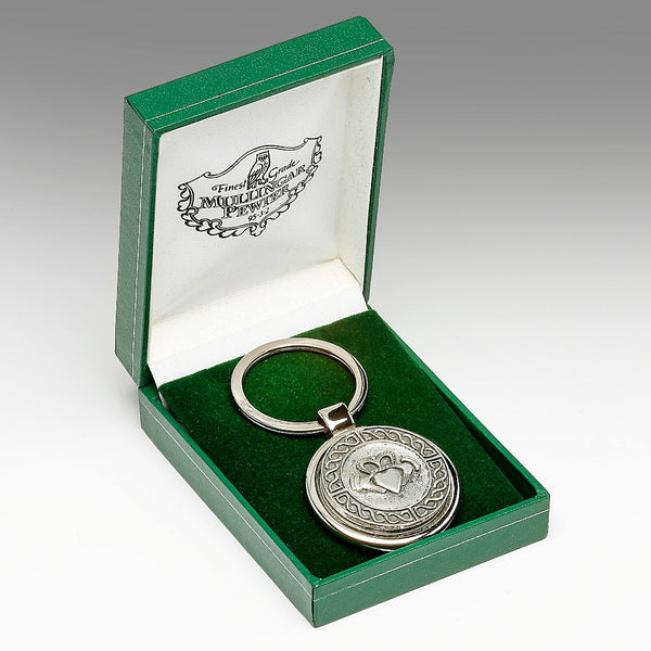 KEY CHAIN CLADDAGH DESIGN BOXED IN A LOVELY SOFT VELVET BOX TO ADD TO THE PRESENTATION. tHE DETAIL OF THE CLADDAGH DESIGN SO FOND IN iRELAND AND THE CELTIC DESIGN THAT SORROUNDS THE CLADDAGH DETAIL ADDS TO THE ELEGANGE OF THE PIECE. a GRAET LITTLE SOMETHING AS A GIFT. PEWTER METAL