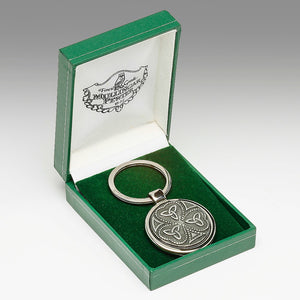 KEY CHAIN SHAMROCK TRINITY BOXED KEYCHAIN. THIS PEWTER KEYCHAIN HAS A BEAUTIFUL DESIGN COMBINING THE TRINITY KNOT IN EACH OF 3 SHAMROCK LEAFS WITH CELTIC DETAIL  SURROUND. PRESENTED IN A PENDENT BOX TO REALLY MAKE THIS A GIFT TO CHERISH. PEWTER  SILVER METAL