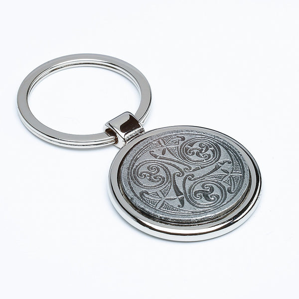 KEY CHAIN CELTIC A. THIS IS A CLASSIC DESIGN  MADE BY MULLINGAR PEWTER. THE FINISH IS A SOFT SILVER FINISH AND MAKES A GREAT LITTLE GIFT. PRESENTED IN A SOFT VELVET AND LEATHERET BOX GREEN IN COLOUR.